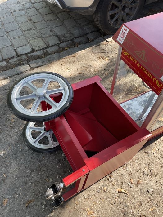 Retro maszyna do popcornu z wozkiem czerwona 1500 W 5kg/h