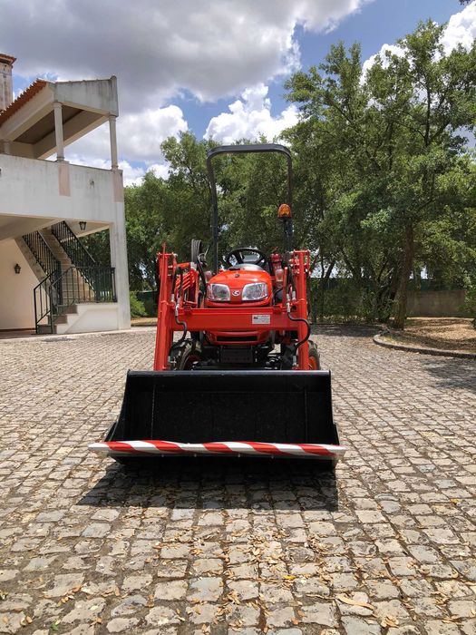 TRATOR KUBOTA B 1620 COMO NOVO + CARREGADOR FRONTAL COM BALDE + CAPINADEIRA/CORTA MATO DE CORRENTES