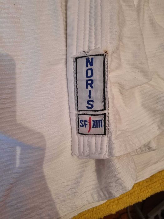 2 Casacos de Artes Marciais em bom estado valor cada