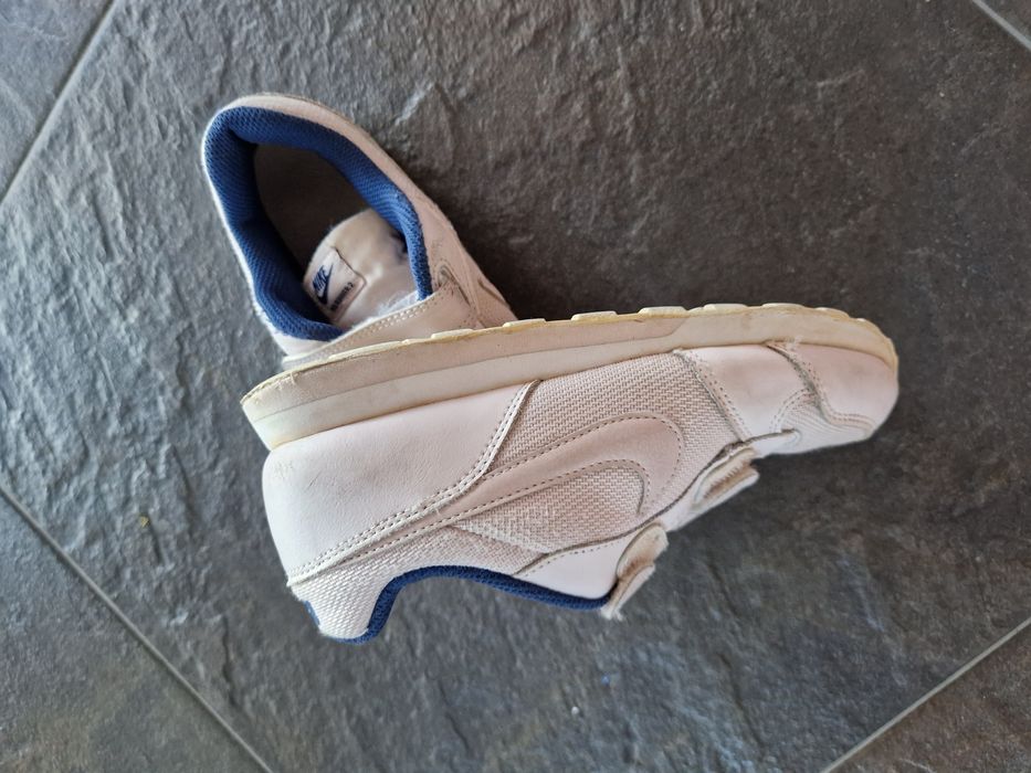 Nike de menina, cor de rosa.