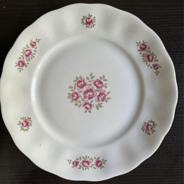 Porcelanowy talerz w róże fabryka Karolina, PRL