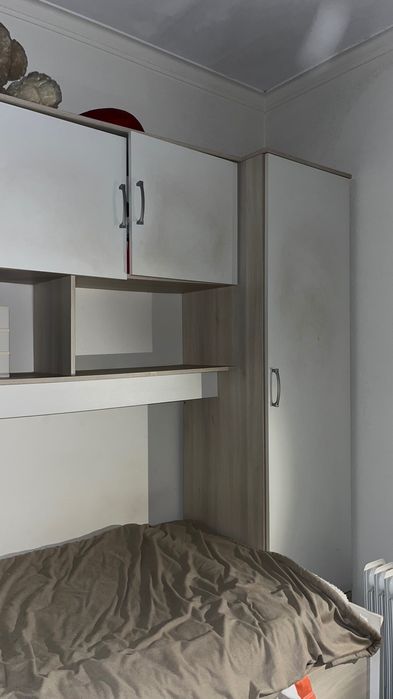 Conjunto cama dupla com colchões e armário – funcional e prático