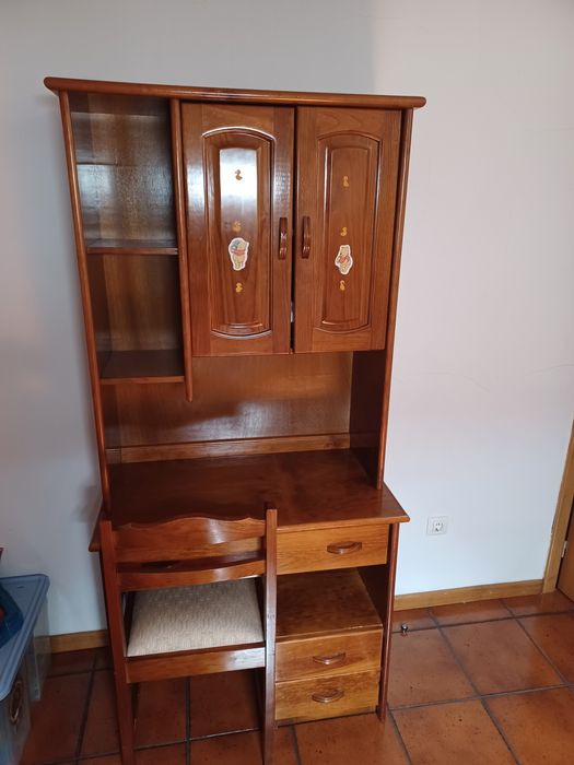 Escrivaninha completa com cadeira