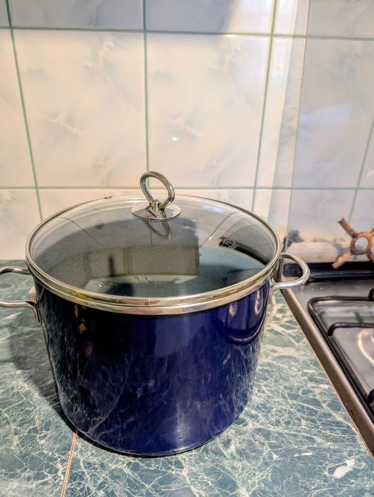 Duży garnek emaliowany
