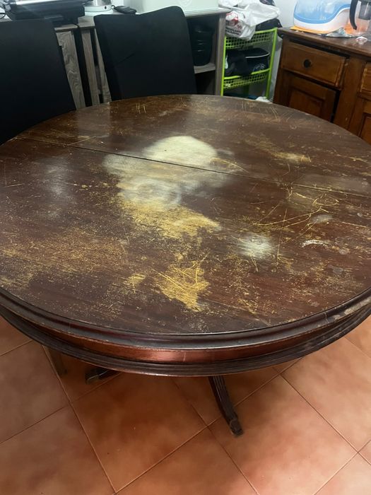 Mesa de madeira macisa.