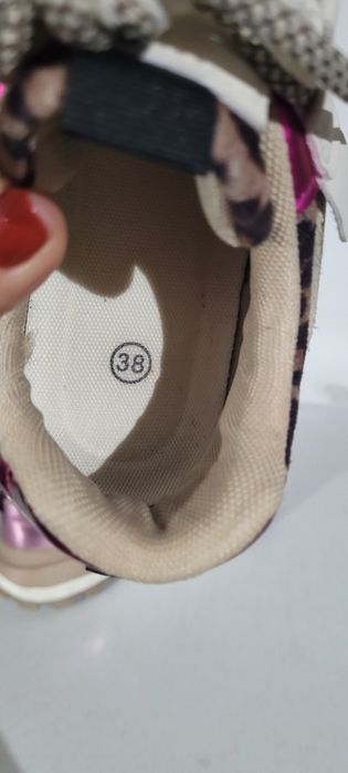 Sapatilhas n°38,  aconselho  a 37