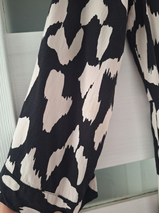 Sukienka bialo czarna cętki print jesień szmizjerka  r. S MANGO