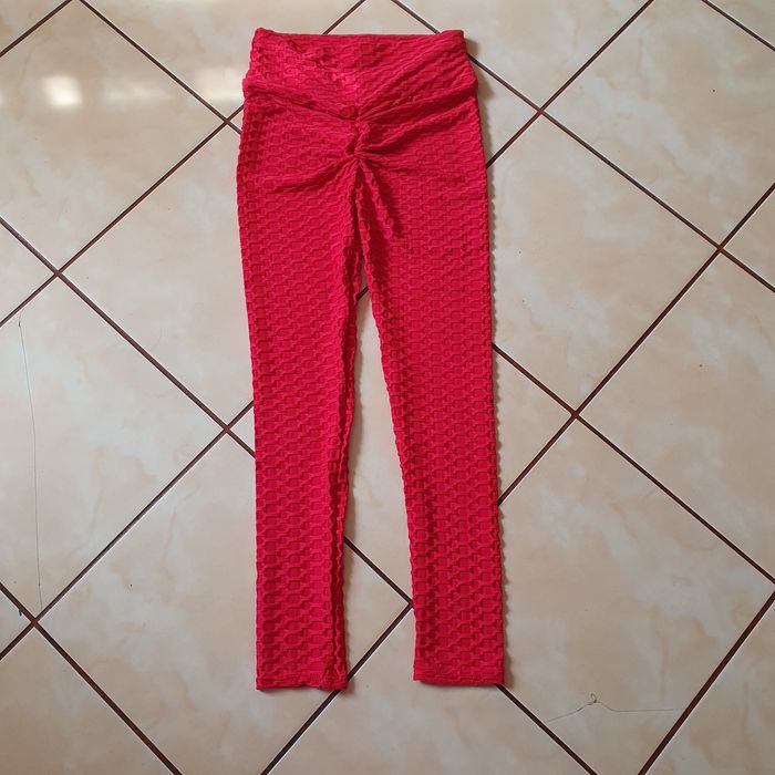 Czerwone legginsy push up modelujące