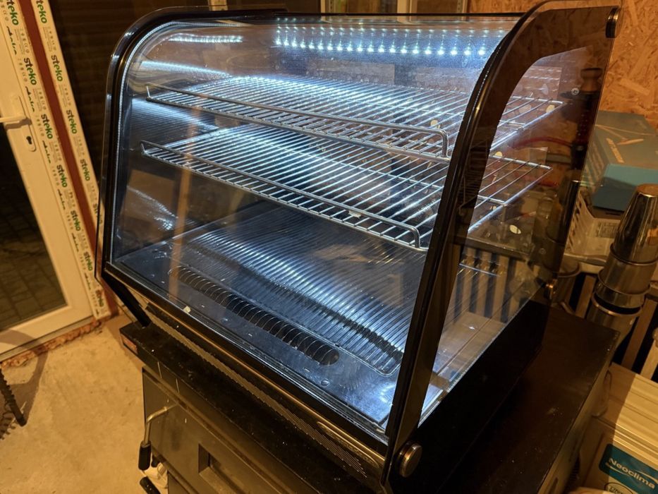 Продам кондитерську вітрину в гарному стані frosti goodfood 120л