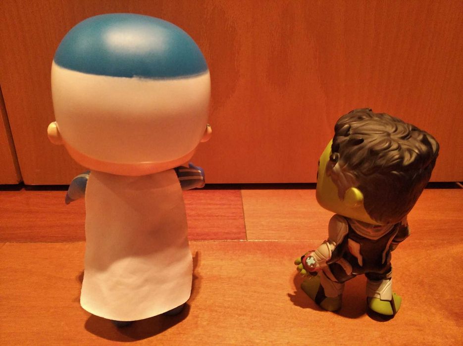 Figuras Luccas Neto e Funko Hulk