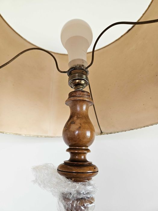 Candeeiro antigo com mesa redonda