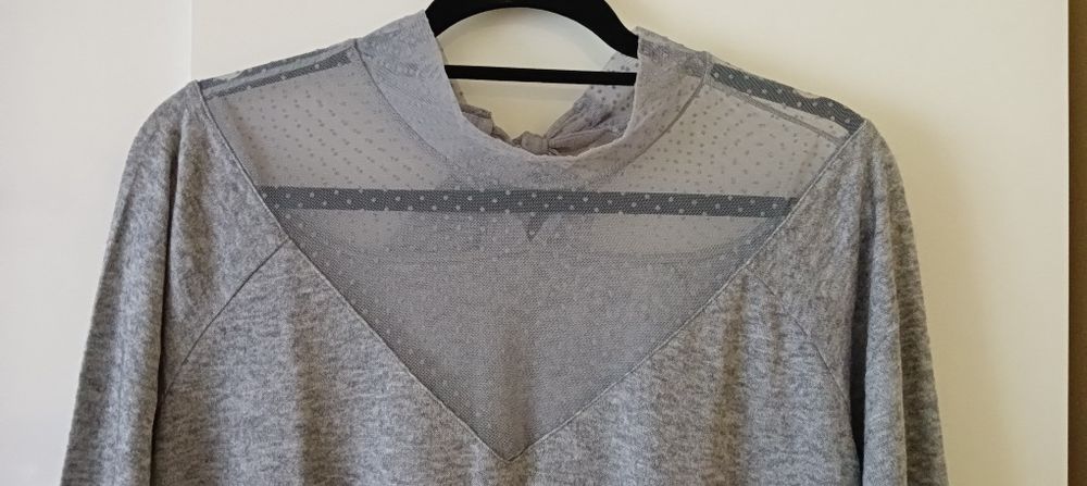 Sweter Reserved z kokardą i prześwitującym dekoltem