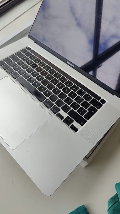 MacBook Pro 16" c caixa e fatura
