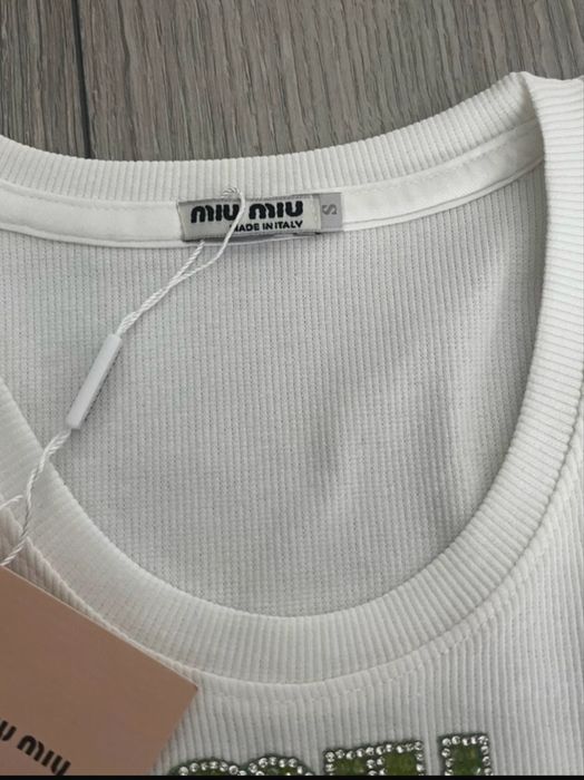 Top justo branco com miçangas verde