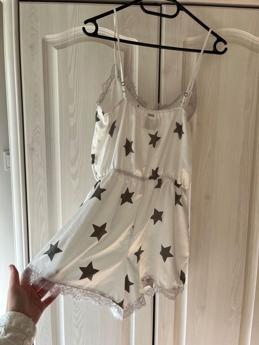 Biała piżamka kombinezon w gwiazdki satynowa Gilly Hicks 36 S