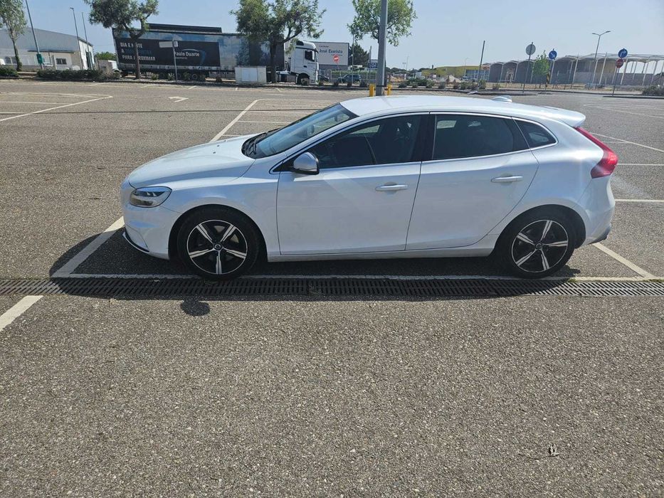 Volvo V40 R design 2018 ( Todas assistencias  na marca)