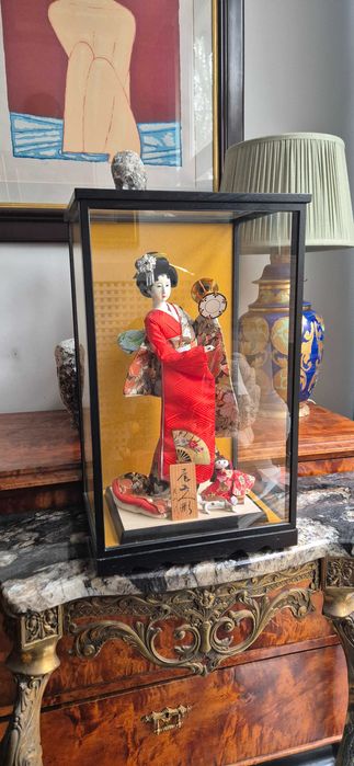 Kolekcjonerska Japońska lalka isho-ningyō gejsza tancerka w gablocie