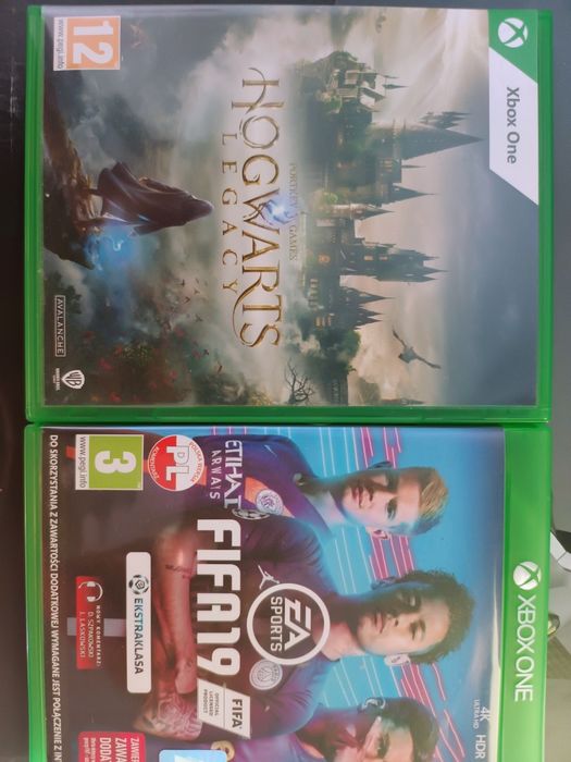Xbox One X 1tb  dwa pady