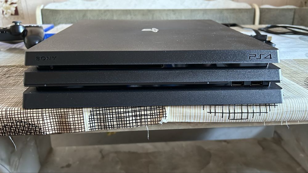 PlayStation 4 Pro 1TB + 3 игры + геймпад |