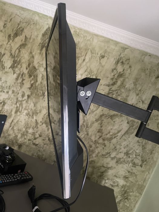 TOSHIBA телевізор 24 дюйм вхід під флешку ,тюнерТ2 ,антена ціна за все