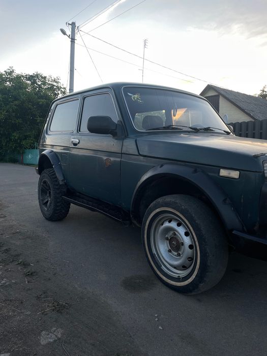 Автомобіль ваз нива 21214