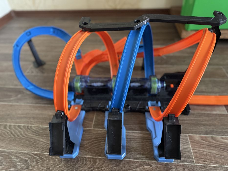 Трек Hot Wheels Corkscrew Crash з моторизованими прискорювачами
