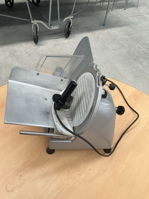 Máquina de Fatiar Frios / Fiambreira / Profissional