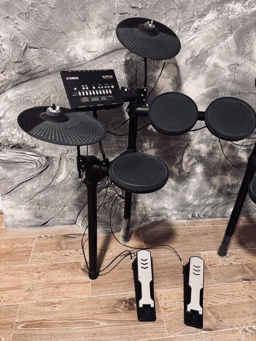 Bateria electronica Yamaha Dtx 402K com monitor Millenium Dm30