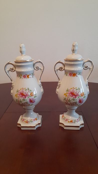 Conjunto em porcelana lindíssimo antigo.