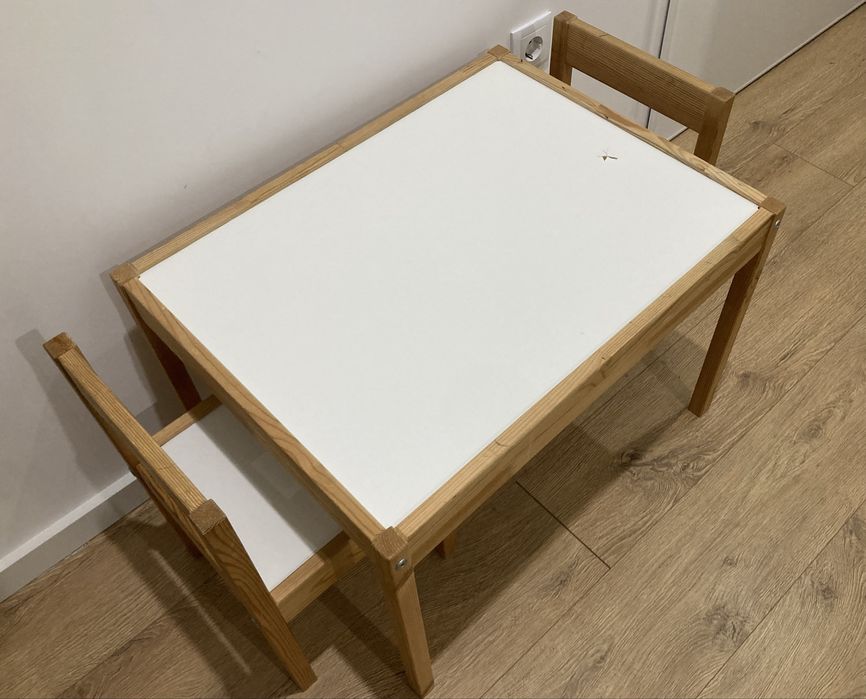 Mesa para criança com cadeiras
