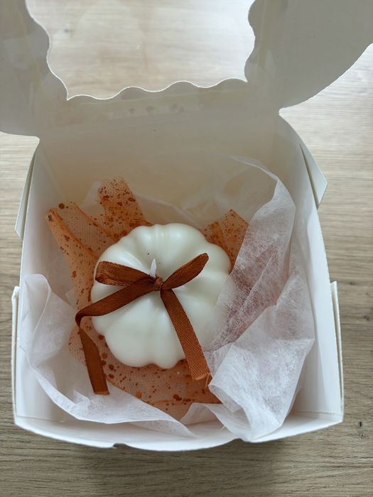 Swieczka w ksztalcie dyni w pudelku