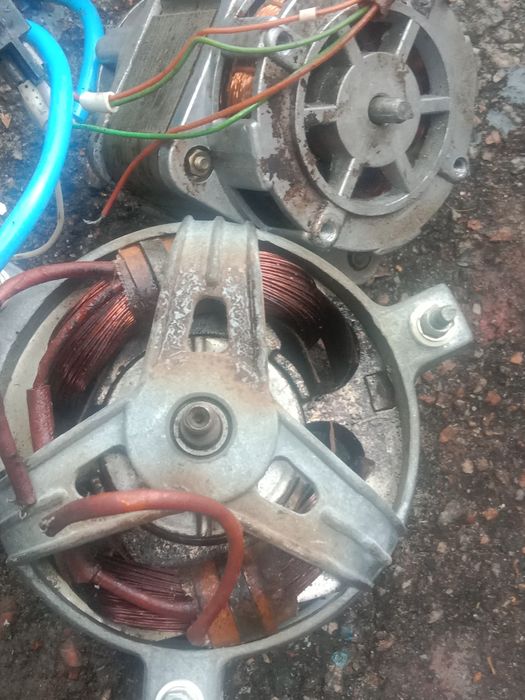 Продам два двигуни