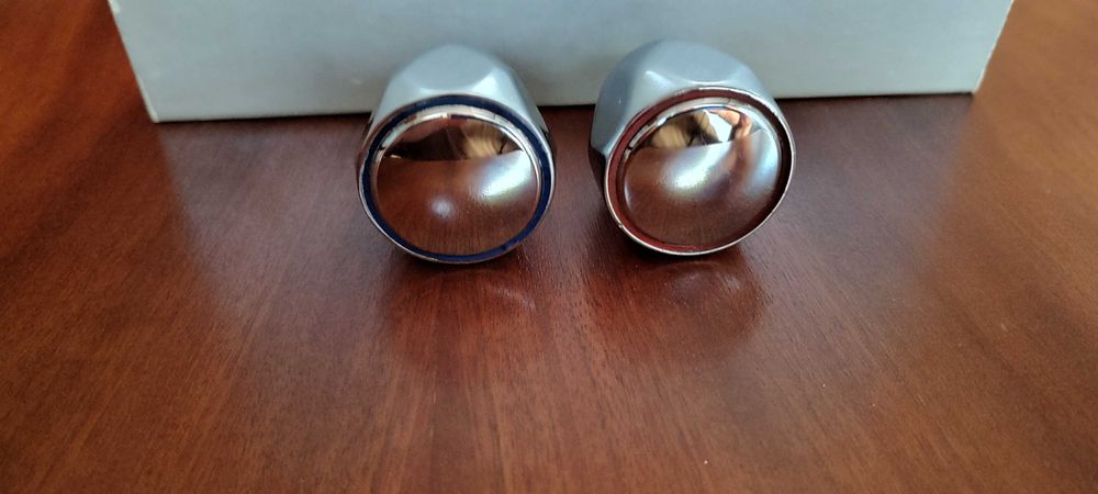 Małe, zgrabne metalowe kurki/pokrętła do baterii umywalkowej/wannowej