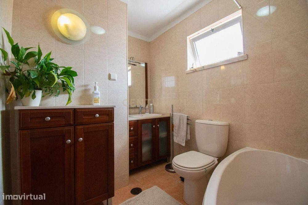 Apartamento T3 + G em S. Martinho do Bispo