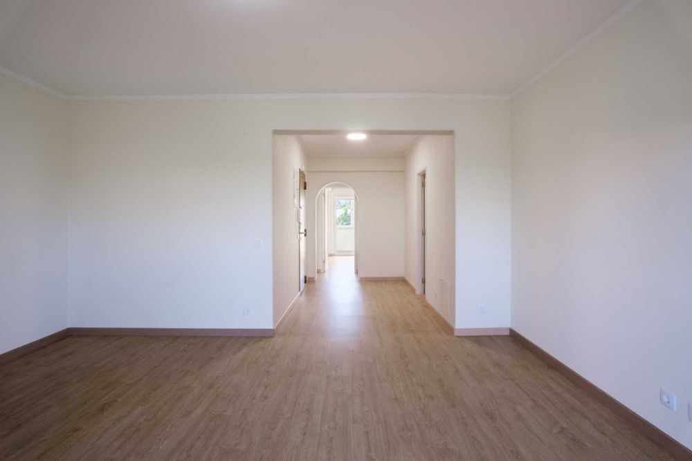 T3 renovado c/ garagem + carregamento elétrico (Metro C. Militar e Colombo)