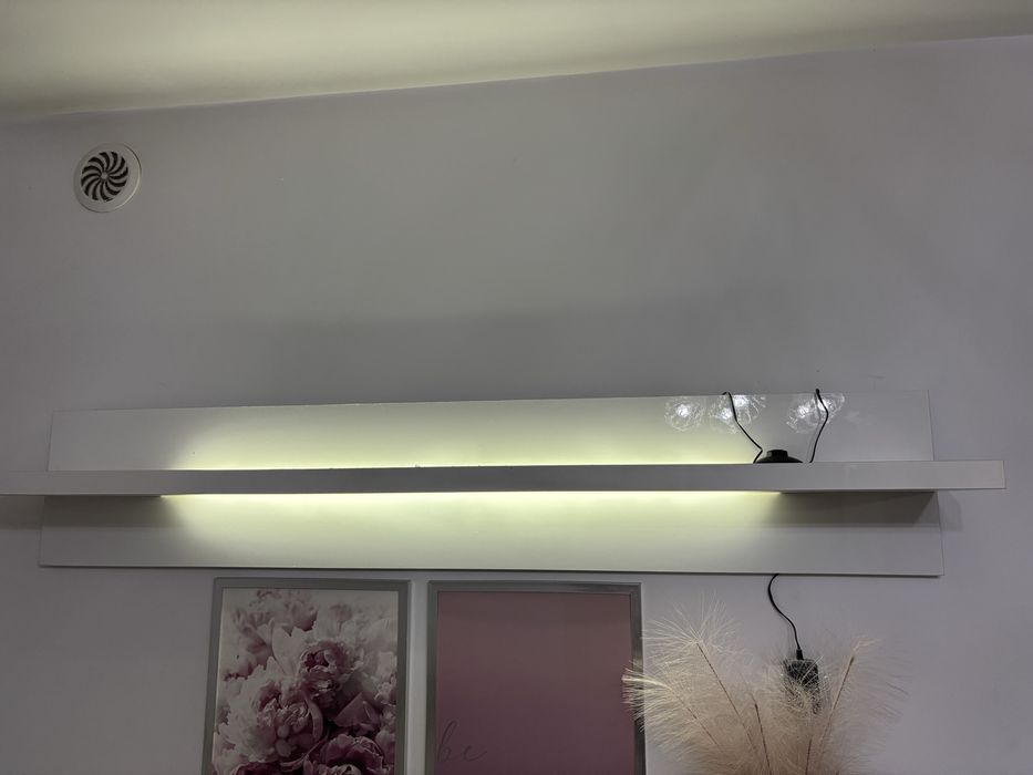 Półka wiszaca led
