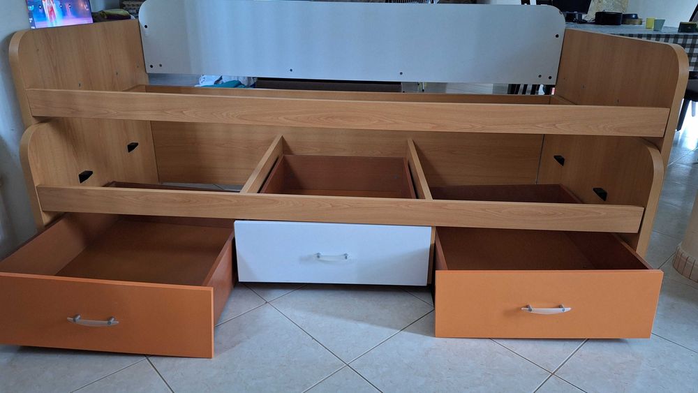 Cama dupla com arrumação
