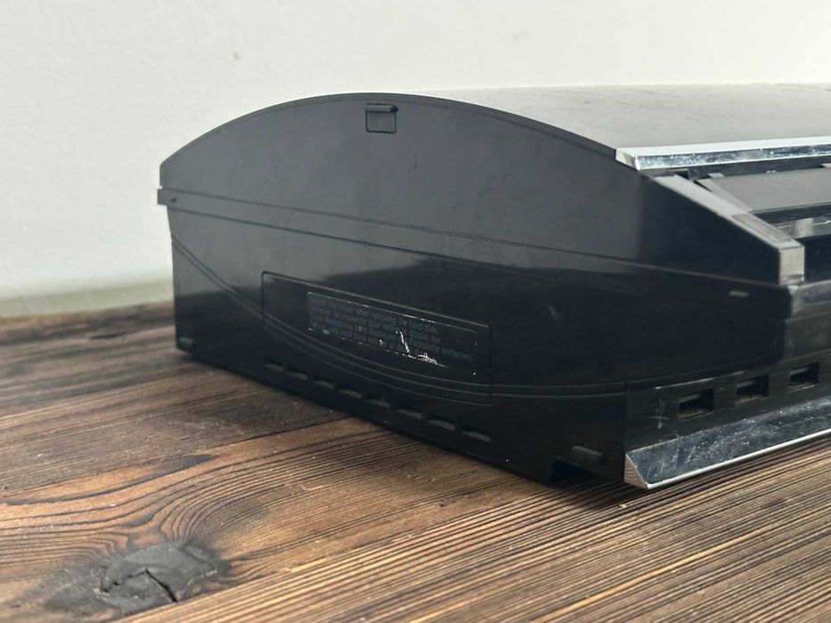 Playstation 3 Fat - model CECHC04 -> możliwość odtwarzania gier z PS1, PS2, PS3.
