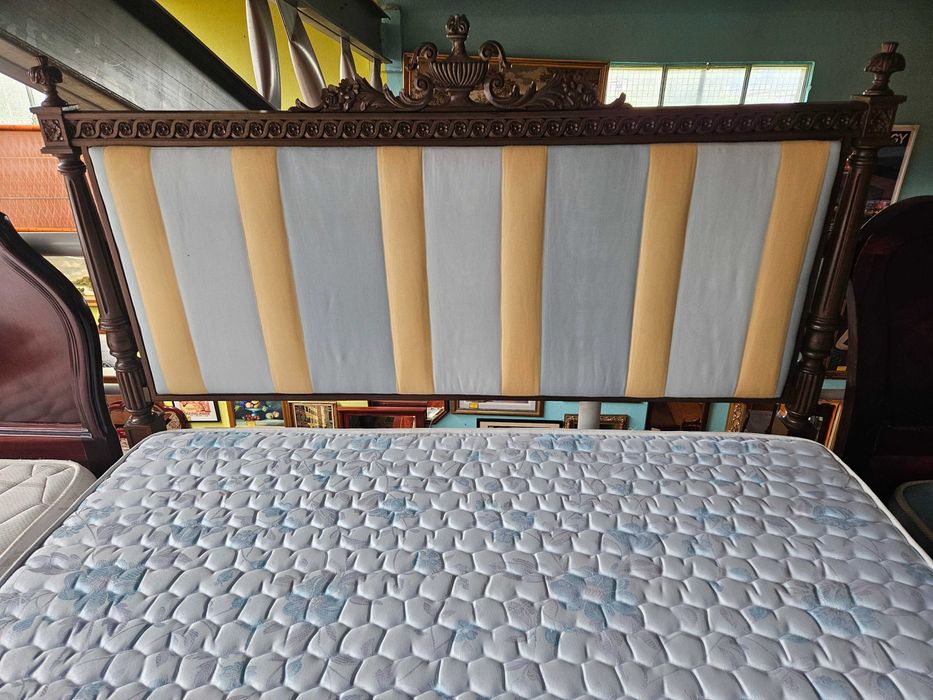 Cama com cabeceira em tecido com estrado e colchão - Muito bom estado geral