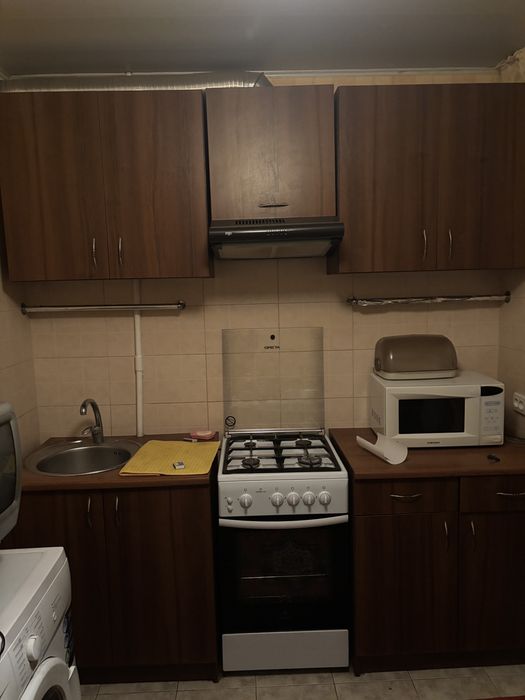 Диван, стенка, тумбочка, кухонние ящики .