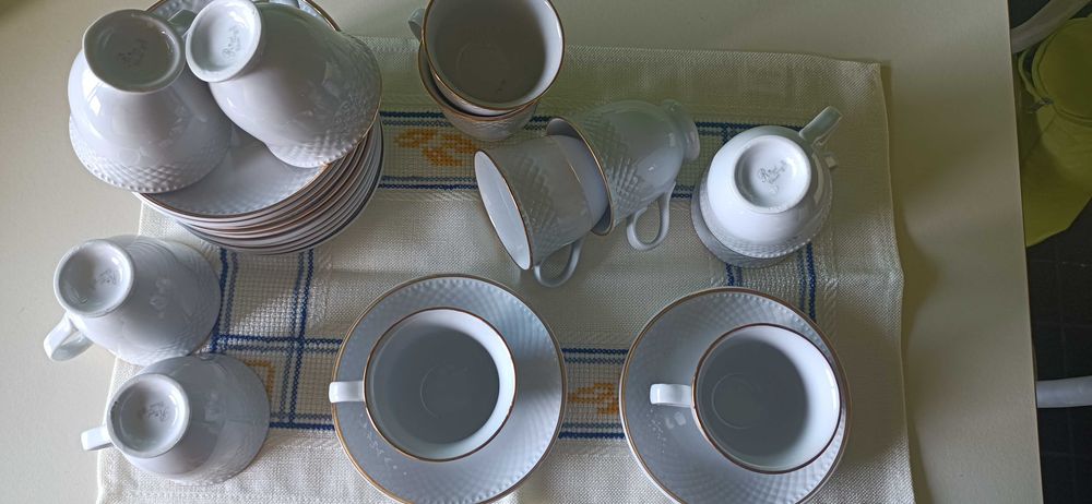 8 chávenas de café, com pires, "Royal China"