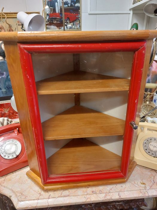 Vitrine em madeira maciça 

Pequena vitrine de parede antiga, fe