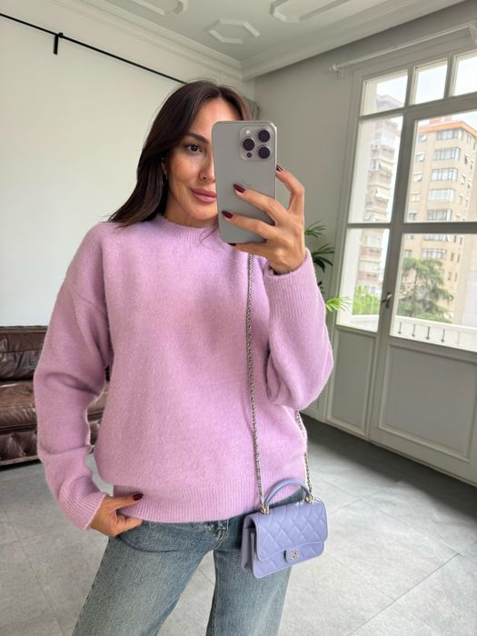 Трендові мʼякі однотонні текстуровані светри