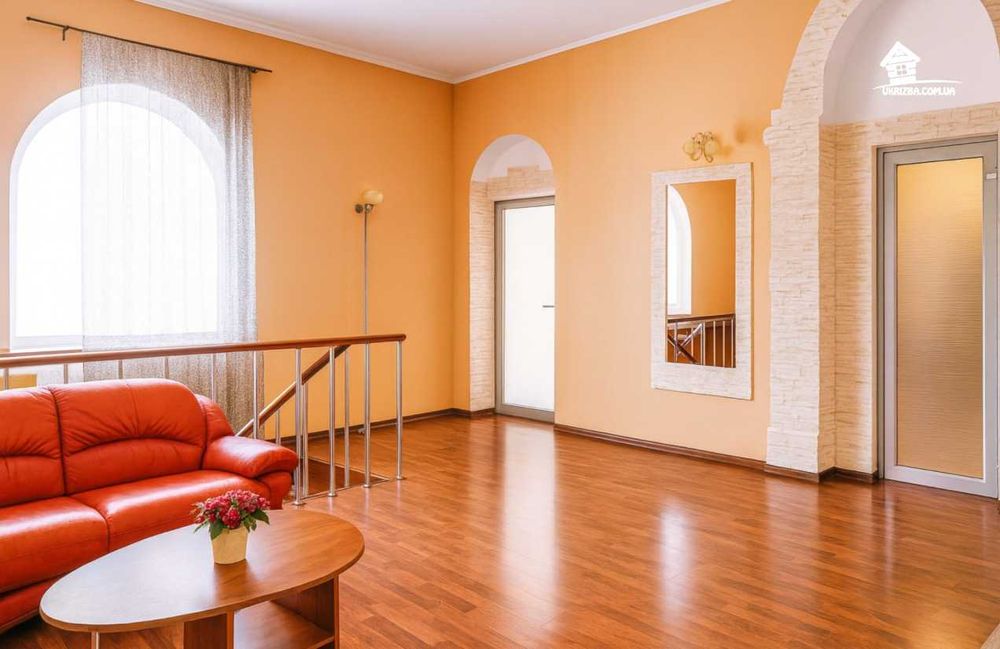 Київ. Будинок 280 кв. Ділянка 15 соток, до 15 осіб.