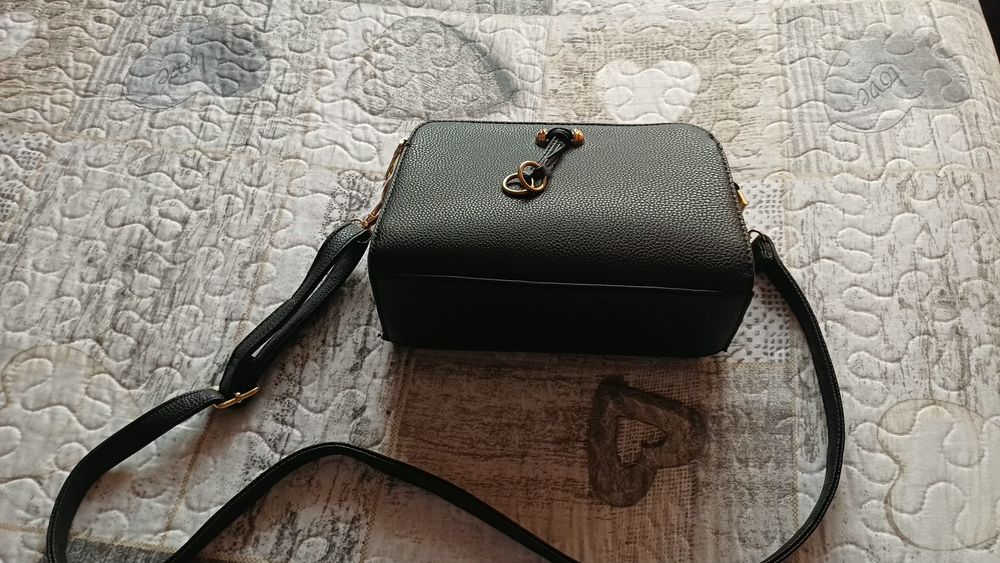 Carteira preta com dourado
