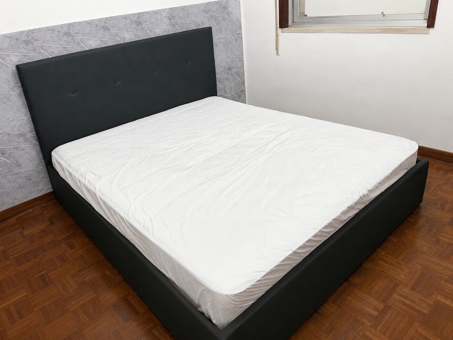 Cama de casal estofada  praticamente nova