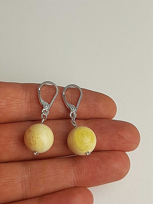 kolczyki z białym bursztynem