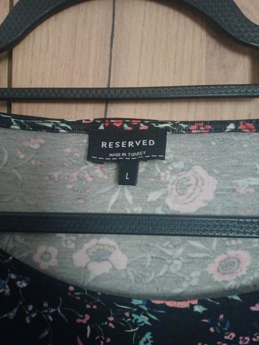 Krótka sukienka letnia wakacyjna Reserved czarna w kwiaty