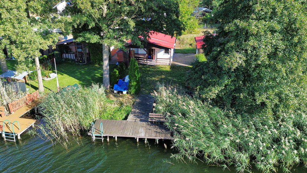 Unikalny domek nad jeziorem z własną linią brzegową i pomostem