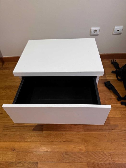 Mesinha de cabeceira MALM